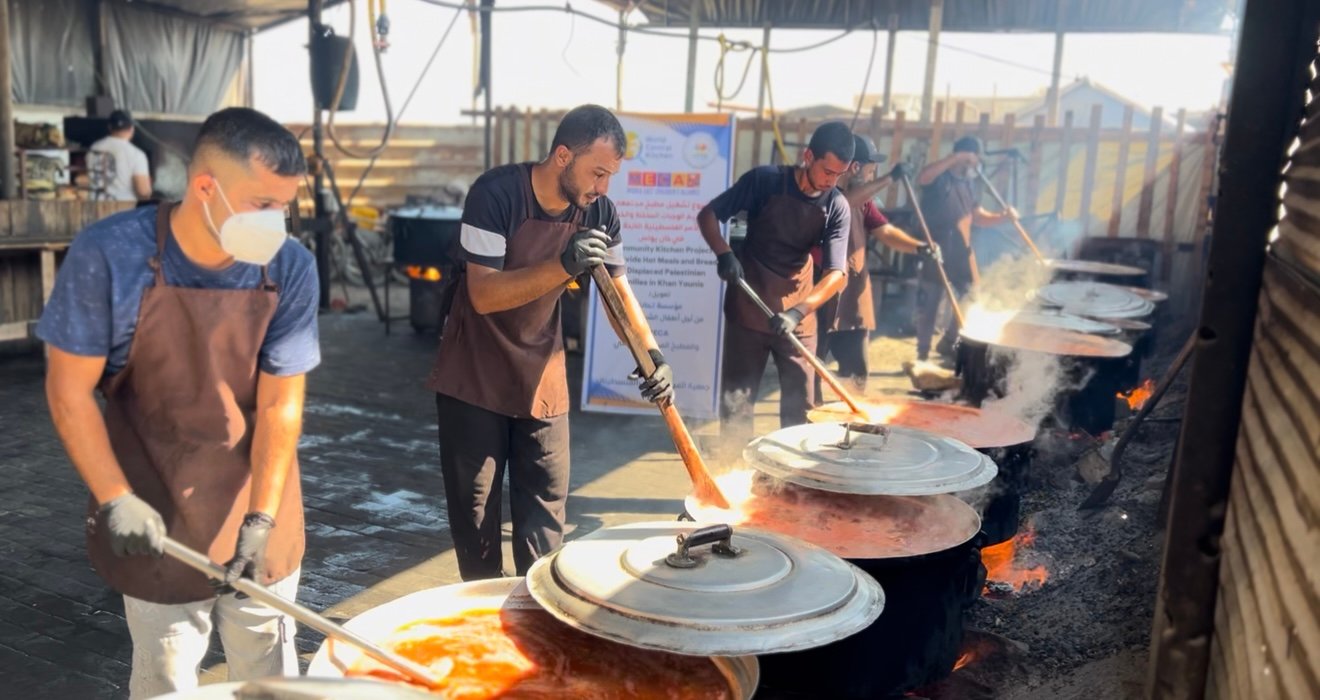 حملة توزيع الوجبات الغذائية الساخنة على النازحين