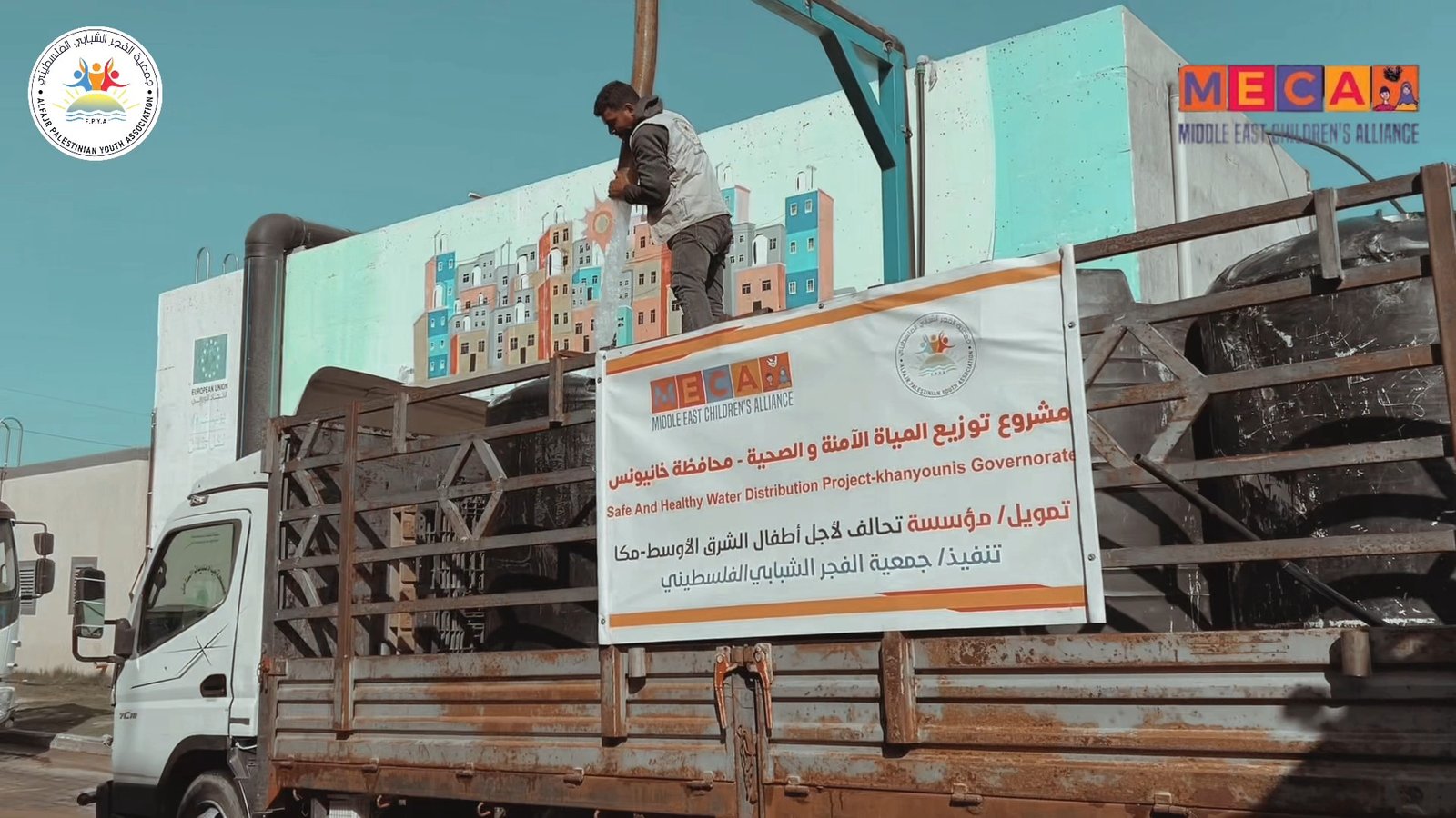 FPYA Continues Supplying Water to Displaced Families in Al-Mawasi, Khan Younis, with Support from MECA