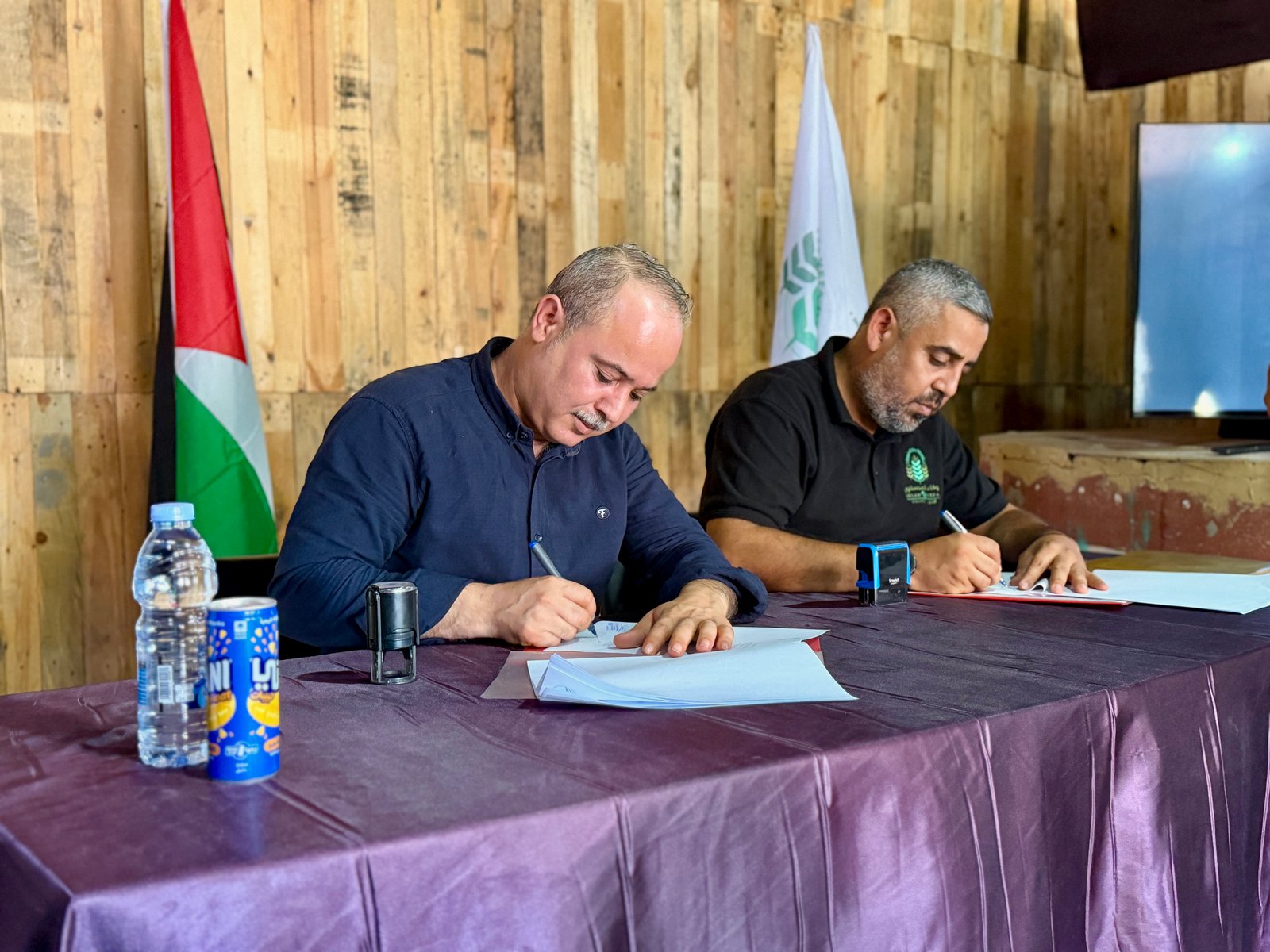 AlFajr signs a memorandum of understanding to implement the Debris Clearance project in Khan Yunis