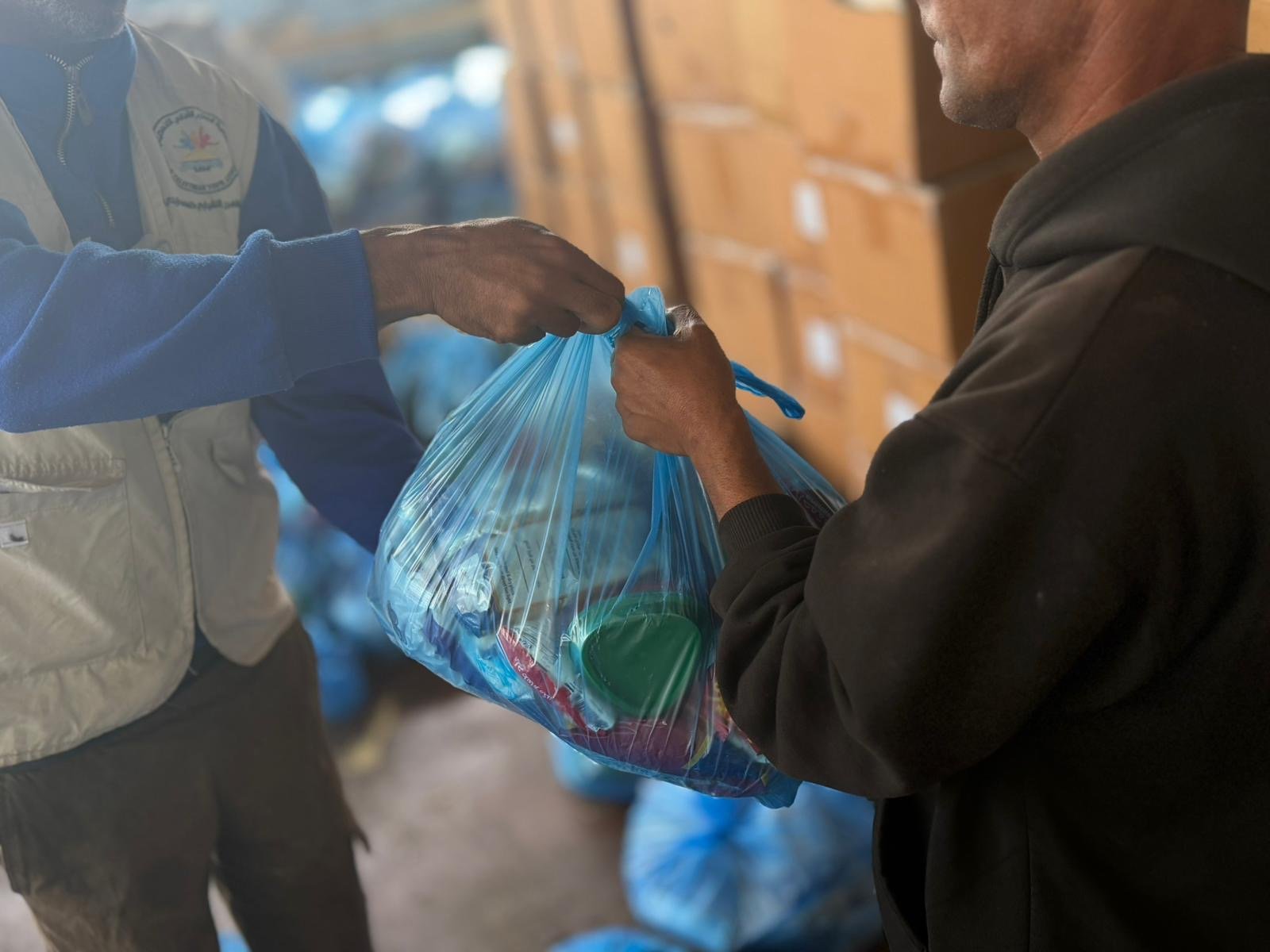 Al-Fajr Youth Continues Distributing Relief Parcels to Displaced Families, Funded by MECA in Partnership with Qatar Aid